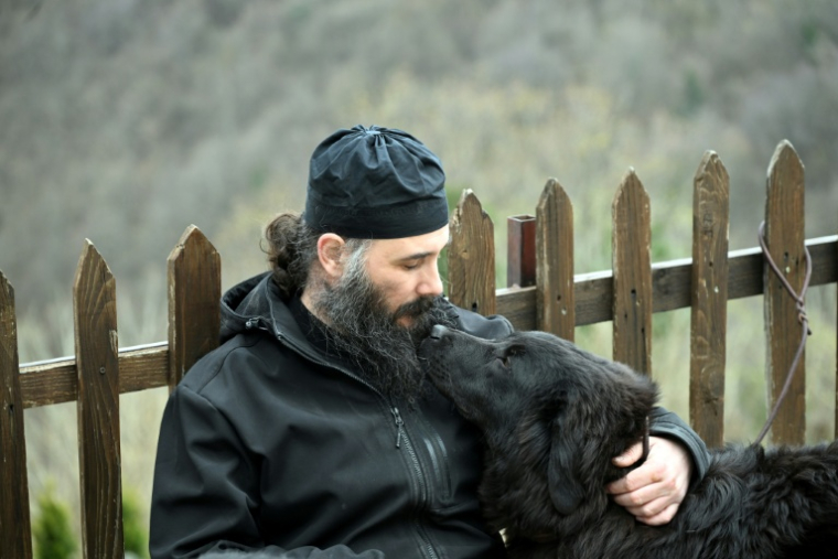 Le père Porfirij et un chien Karaman au monastère Bigorski de Mavrovo i Rostuse, le 19 mars 2026 en Macédoine ( AFP / Robert ATANASOVSKI )