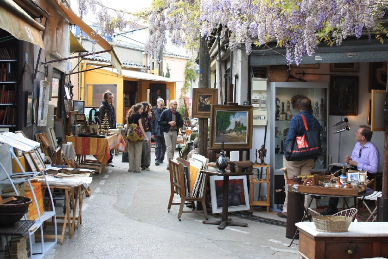 Aux Puces de Saint-Ouen, le mètre carré peut dépasser 10.000 euros (Crédit photo: Paris-Sharing - Flickr)
