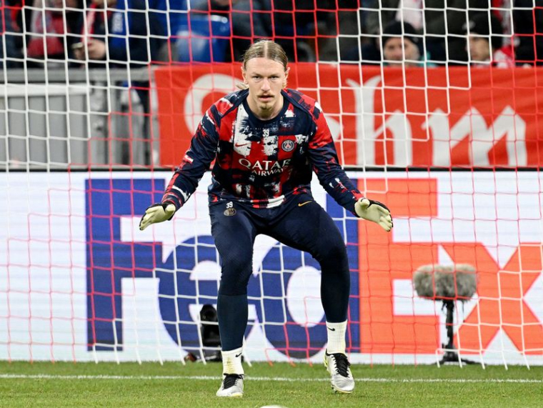 Matvey Safonov du Paris St Germain avant le match Bayern Munich - Paris St Germain