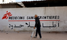 Un Palestinien en béquilles se rend à la clinique de l'ONG Médecins sans frontières (MSF), le 31 décembre 2025 dans la bande de Gaza ( AFP / Omar AL-QATTAA )