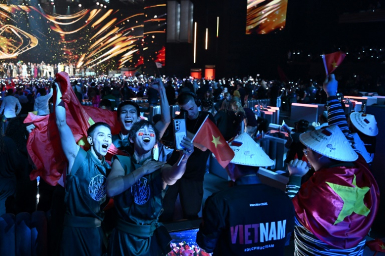 Les soutiens du chanteur vietnamien Duc Phuc célèbrent sa victoire au Concours Intervision à la Live Arena de Moscou en Russie, le 21 septembre 2025 ( AFP / Olesya KURPYAYEVA )