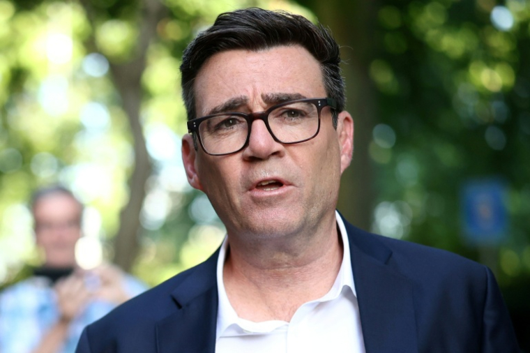 Andy Burnham, député travailliste et candidat à la direction du Parti travailliste, quitte les studios Millbank à Westminster, dans le centre de Londres, le 2 juillet 2026 ( AFP / Toby Shepheard )
