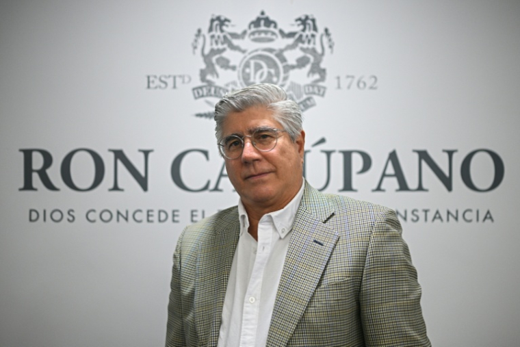 Guillermo Cardenas, président du Rhum Carupano, lors d'une interview à Caracas, le 6 novembre 2025 au Venezuela ( AFP / Federico PARRA )