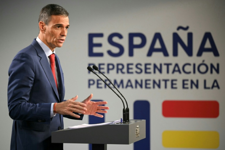 Le Premier ministre espagnol Pedro Sanchez lors d'une conférence de presse dans le cadre de la réunion du Conseil européen des 27 dirigeants de l'UE à Bruxelles, le 23 octobre 2025 ( AFP / NICOLAS TUCAT )