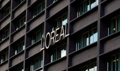 Le logo du groupe français de cosmétiques L'Oréal est visible sur le bâtiment du siège du groupe L'Oréal à Clichy