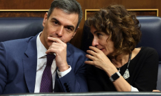 Le Premier ministre espagnol Pedro Sanchez la ministre Maria Jesus Montero, à Madrid, le 14 mars 2024 ( AFP / PIERRE-PHILIPPE MARCOU )