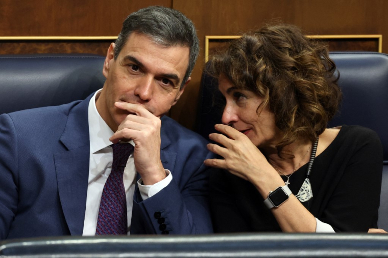 Le Premier ministre espagnol Pedro Sanchez la ministre Maria Jesus Montero, à Madrid, le 14 mars 2024 ( AFP / PIERRE-PHILIPPE MARCOU )