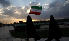 Une Iranienne brandit le drapeau iranien lors d'un rassemblement à Téhéran.