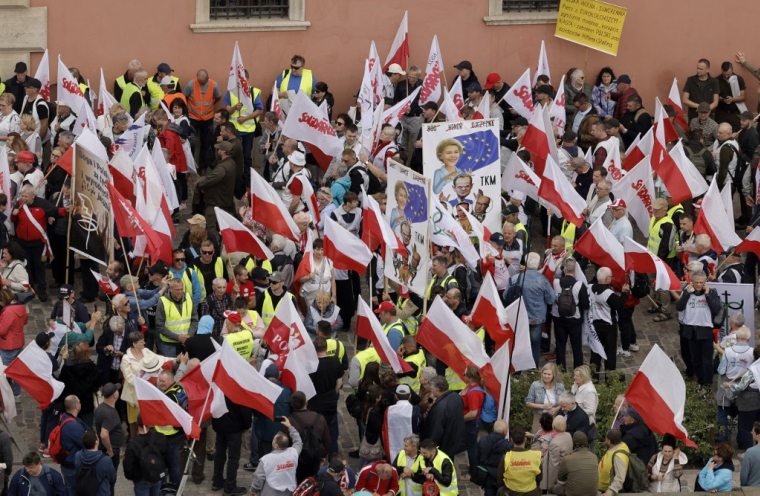 Une manifestation à Varsovie, vendredi 10 mai 2024, contre les politiques écologiques européennes. ( AFP / WOJTEK RADWANSKI )