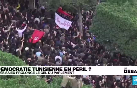 Démocratie tunisienne en péril ? Kaïs Saïed prolonge le gel du parlement