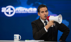 Le présentateur vedette d'une émission satirique populaire serbe Zoran Kesic durant l'enregistrement de l'émission "24 minutes" dans un studio de Belgrade, le 16 octobre 2026 ( AFP / Andrej ISAKOVIC )