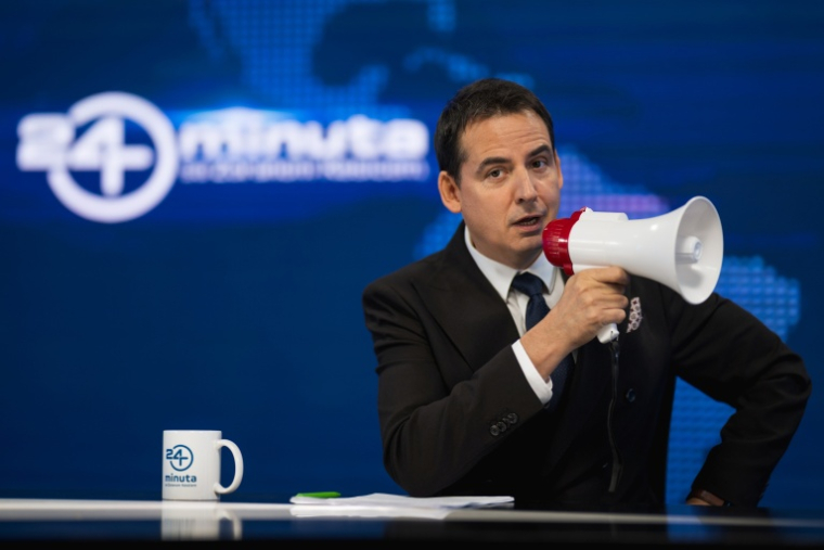 Le présentateur vedette d'une émission satirique populaire serbe Zoran Kesic durant l'enregistrement de l'émission "24 minutes" dans un studio de Belgrade, le 16 octobre 2026 ( AFP / Andrej ISAKOVIC )