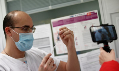 CORONAVIRUS: "LE SANITAIRE PREND TROP DE PLACE", DIT L'INFECTIOLOGUE ERIC CAUMES