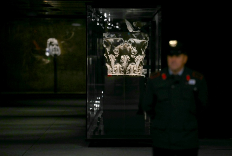 Une photo montre des vestiges romains exposés à l'intérieur de la station de métro Colosseo (Colisée), en marge de l'ouverture au public des nouvelles stations de métro Colosseo et Porta Metronia, conçues comme des musées pour présenter les découvertes archéologiques mises au jour lors de leur construction, à Rome, le 16 décembre 2025. ( AFP / Filippo MONTEFORTE )