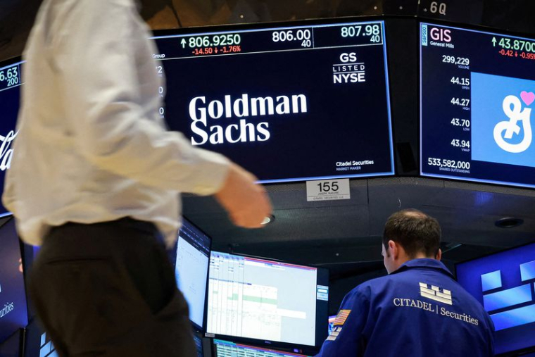 Des traders travaillent sur le parquet du NYSE à New York