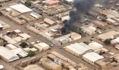 Vue d'un incendie dans la zone industrielle d'Omdurman, au Soudan