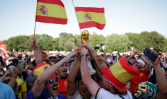 Des supporteurs de l'Espagne laissent éclater leur joie après la victoire de leur équipe face à l'Argentine, le 19 juillet à Central Park à New York ( AFP / Leonardo Munoz )