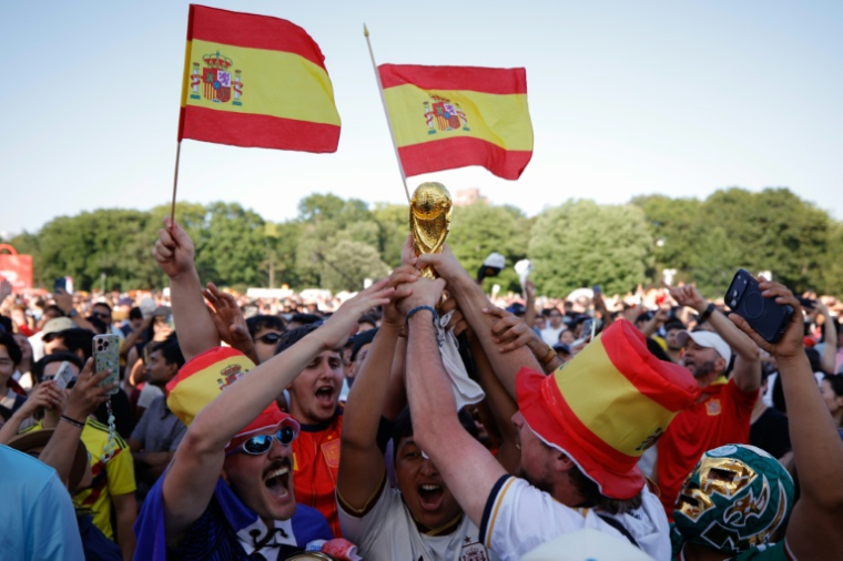 Des supporteurs de l'Espagne laissent éclater leur joie après la victoire de leur équipe face à l'Argentine, le 19 juillet à Central Park à New York ( AFP / Leonardo Munoz )