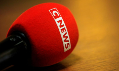 Le logo de CNEWS est visible sur un microphone alors que des journalistes travaillent au palais de justice de Paris