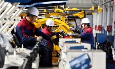 Des employés sur une ligne de production de machines de forage dans une usine à Zhangjiakou