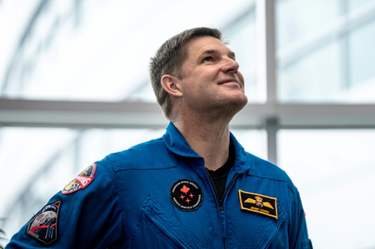 L'astronaute canadien Jeremy Hansen dans la rotonde du siège de l'Agence spatiale canadienne à Longueuil, au Québec, le 14 mai 2026 au Canada ( AFP / ANDREJ IVANOV )