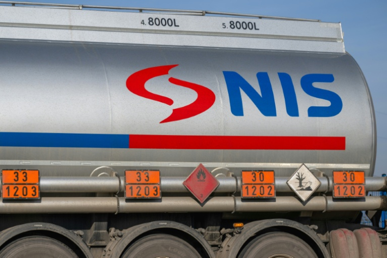 Camion-citerne à la raffinerie NIS à Pancevo le 10 décembre 2025.  ( AFP / Andrej ISAKOVIC )