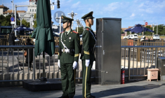 Des policiers paramilitaires chinois montent la garde à une entrée de la place Tiananmen pendant la session plénière du Comité central du Parti communiste, à Pékin, le 26 octobre 2026 ( AFP / Pedro PARDO )