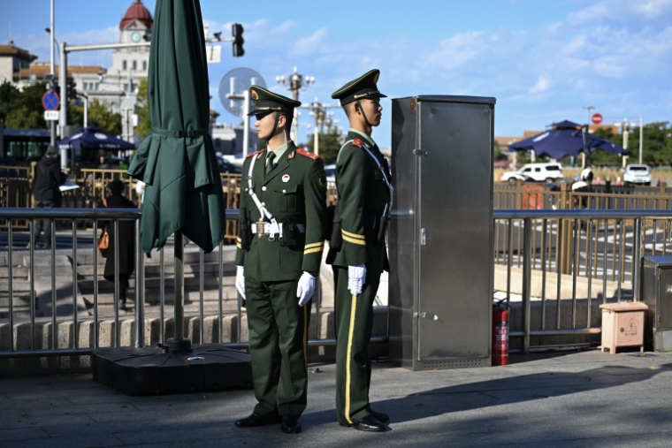 Des policiers paramilitaires chinois montent la garde à une entrée de la place Tiananmen pendant la session plénière du Comité central du Parti communiste, à Pékin, le 26 octobre 2026 ( AFP / Pedro PARDO )