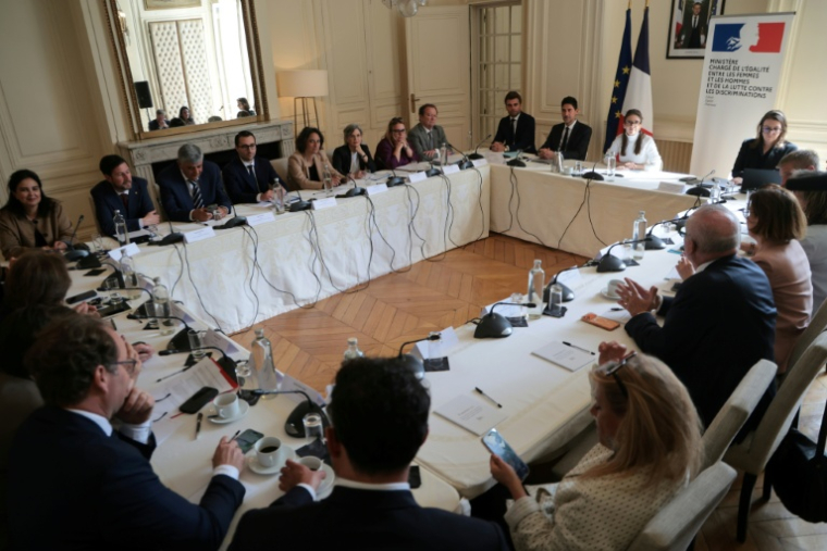 Aurore Bergé (2e d), secrétaire d'État chargée de l'Égalité, lors d'une rencontre avec des groupes parlementaires, en amont du projet de loi visant à lutter contre l'antisémitisme, le 28 avril 2026 à Paris ( AFP / Ludovic MARIN )