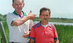 Raymond Mis (g) et Gabriel Thiennot le 14 juin 1988 non loin de l'étang de Brenne dans l'Indre où fut retrouvé le corps du garde-chasse Boistard en 1946 pour l'assassinat duquel ils furent à l'époque inculpés et condamnés ( AFP / Frank PERRY )