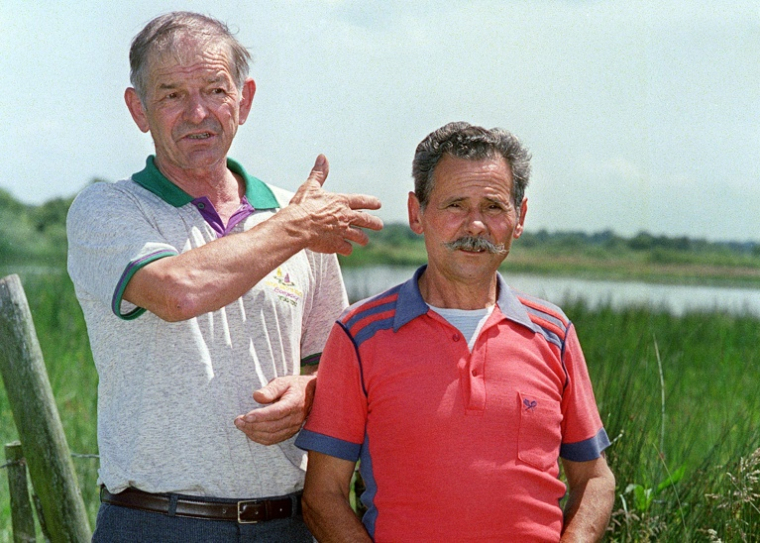 Raymond Mis (g) et Gabriel Thiennot le 14 juin 1988 non loin de l'étang de Brenne dans l'Indre où fut retrouvé le corps du garde-chasse Boistard en 1946 pour l'assassinat duquel ils furent à l'époque inculpés et condamnés ( AFP / Frank PERRY )