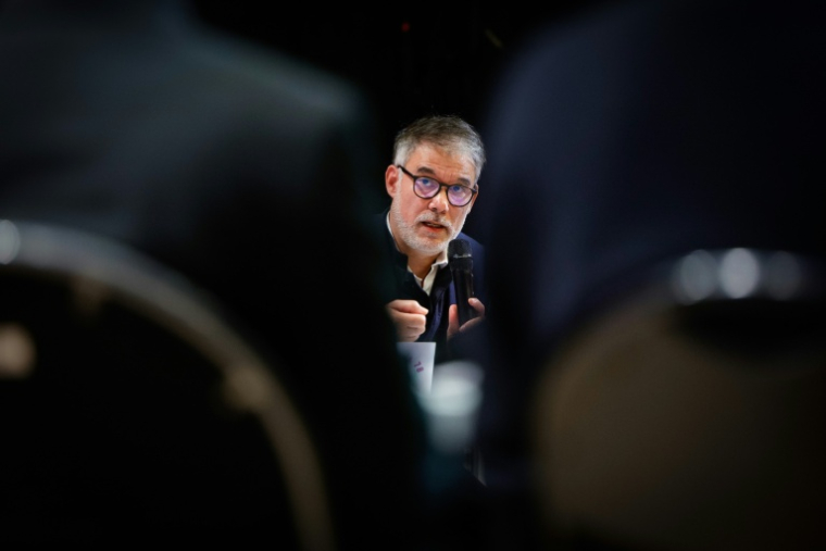 Le premier secrétaire du parti socialiste Olivier Faure s'exprime le 15 novembre 2025 à Trappes, en région parisienne, lors d'une convention du Front populaire 2027 sur l'éducation ( AFP / GEOFFROY VAN DER HASSELT )