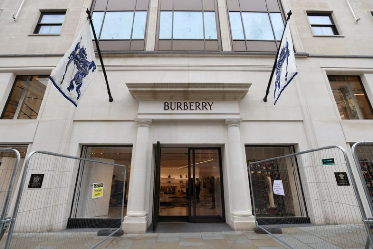Un logo affiché à l'extérieur d'un magasin Burberry sur New Bond Street à Londres