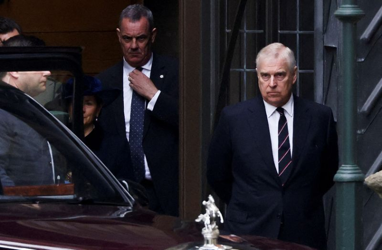 LE PRINCE ANDREW, TESTÉ POSITIF AU COVID, MANQUERA LA MESSE DU JUBILÉ