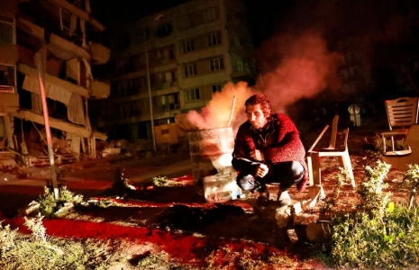 Un homme près des bâtiments endommagés après un tremblement de terre à Antakya, en Turquie