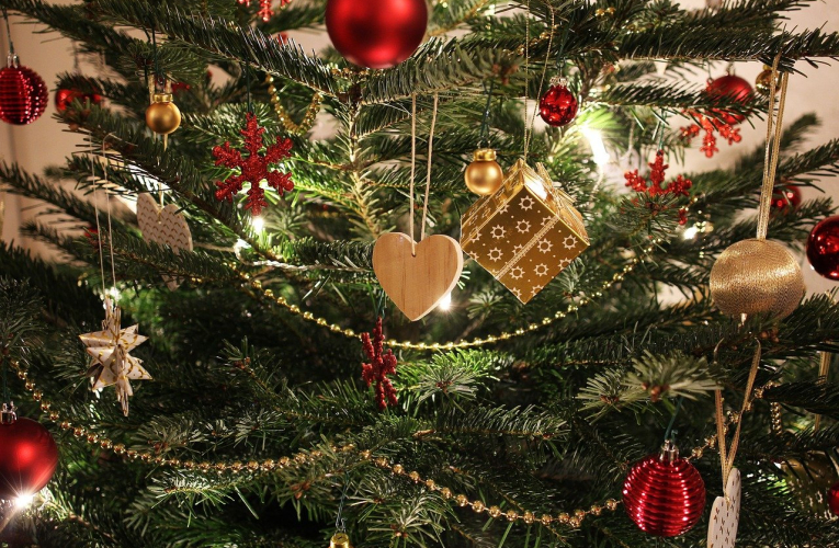 Arborer un pull moche lors des fêtes de Noël est devenu une véritable tradition. (Illustration) (ExposureToday / Pixabay)
