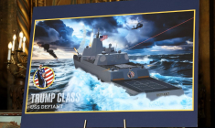 Une affiche présentant une navire de "classe Trump" à Palm Beach, aux États-Unis, le 22 décembre 2025. ( GETTY IMAGES NORTH AMERICA / TASOS KATOPODIS )