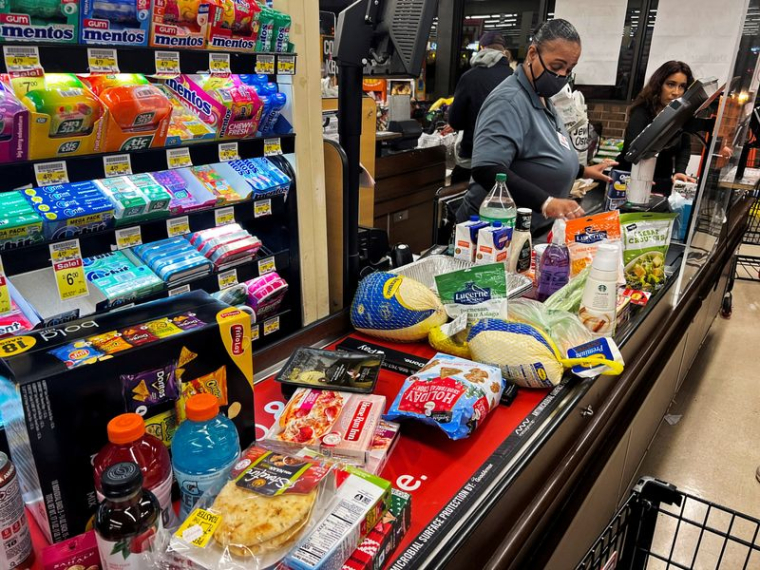 Une caissière dans un supermarché à Chicago