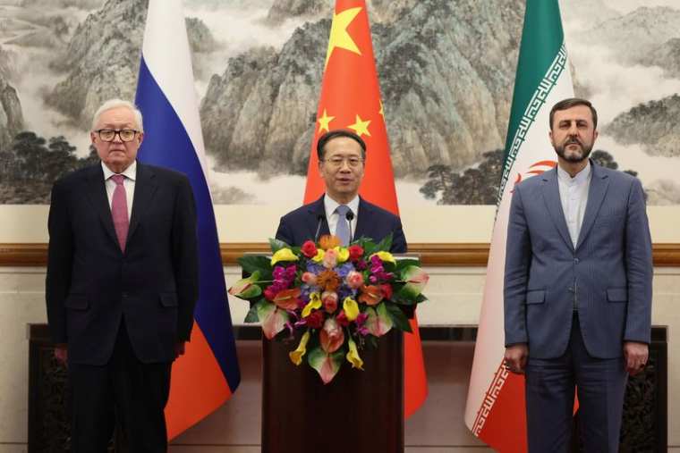 Le vice-ministre russe des Affaires étrangères Sergei Ryabkov, le vice-ministre chinois des Affaires étrangères Ma Zhaoxu et le vice-ministre iranien des Affaires étrangères Kazem Gharibabadi se rencontrent à Pékin
