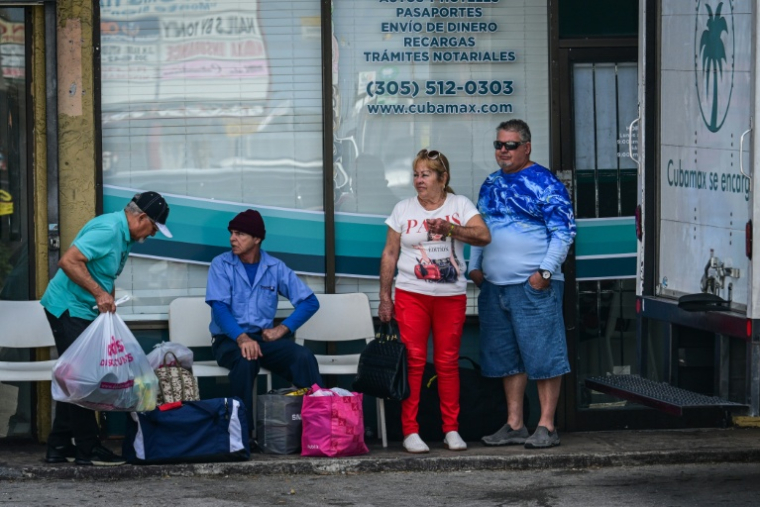 Une file se forme devant Cubamax, une entreprise d'envoi de colis à Cuba, en banlieue de Miami, en Floride, le 18 février 2026 ( AFP / GIORGIO VIERA )