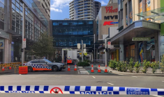 Vue d'une voiture de police à l'extérieur du Westfield Bondi Junction, après l'attaque survenue samedi à Sydney