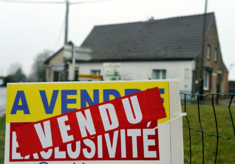 Le taux pratiqué par les établissements bancaires ne prend pas en compte un ensemble de frais annexes, comme l'assurance des emprunteurs, qui augmente significativement à partir d'un certain âge ( AFP / Philippe HUGUEN )
