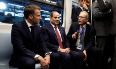 Le président français Emmanuel Macron et le président égyptien Abdel Fattah al-Sissi s'entretiennent avec le DG d'Alstom Henri Poupart-Lafarge lors de leur visite d'une ligne de métro du Caire
