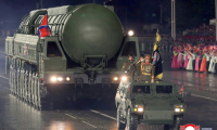 Un missile balistique intercontinental (ICBM) nord-coréen défile sur la place Kim Il Sung de Pyongyang, le 10 octobre 2025 ( KCNA VIA KNS / STR )