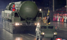 Un missile balistique intercontinental (ICBM) nord-coréen défile sur la place Kim Il Sung de Pyongyang, le 10 octobre 2025 ( KCNA VIA KNS / STR )