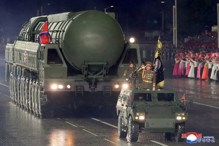 Un missile balistique intercontinental (ICBM) nord-coréen défile sur la place Kim Il Sung de Pyongyang, le 10 octobre 2025 ( KCNA VIA KNS / STR )