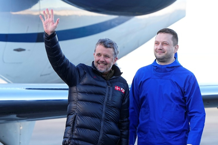 Le roi du Danemark Frederik X (g) et le Premier ministre groenlandais Jens-Frederik  Nielsen à l'aroport de Nuuk, le 18 février 2026 au Groenland ( Ritzau Scanpix / Bo Amstrup )