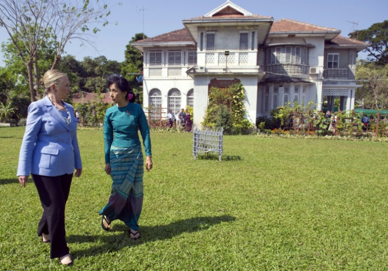 Aung San Suu Kyi et l'ancienne secrétaire d'Etat américaine Hillary Clinton (g), dans le jardin de la résidence de l'opposante birmane, à Rangoon, le 2 décembre 2011 ( POOL / SAUL LOEB )