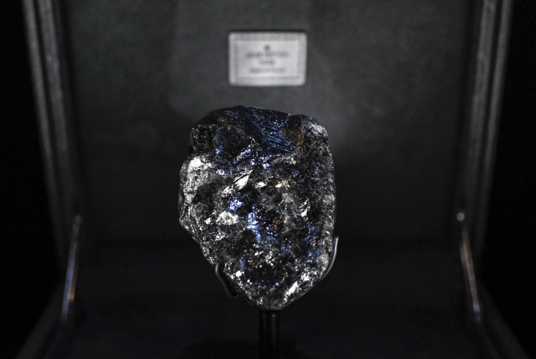 Le diamant "Sewelo", exposé à Paris, en 2020 ( AFP / STEPHANE DE SAKUTIN )
