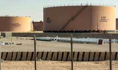 Capture d'écran d'une vidéo d'AFPTV prise le 19 septembre 2026 montrant un réservoir de carburant endommagé après un incendie près de l'aéroport international de Ryad ( AFPTV / - )